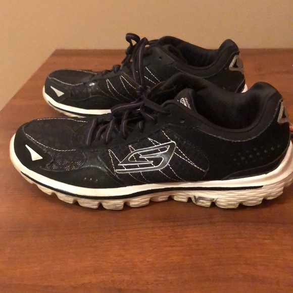 Sketchers 7.5 with yoga mat on inside  of shoes - Picture 4 of 4